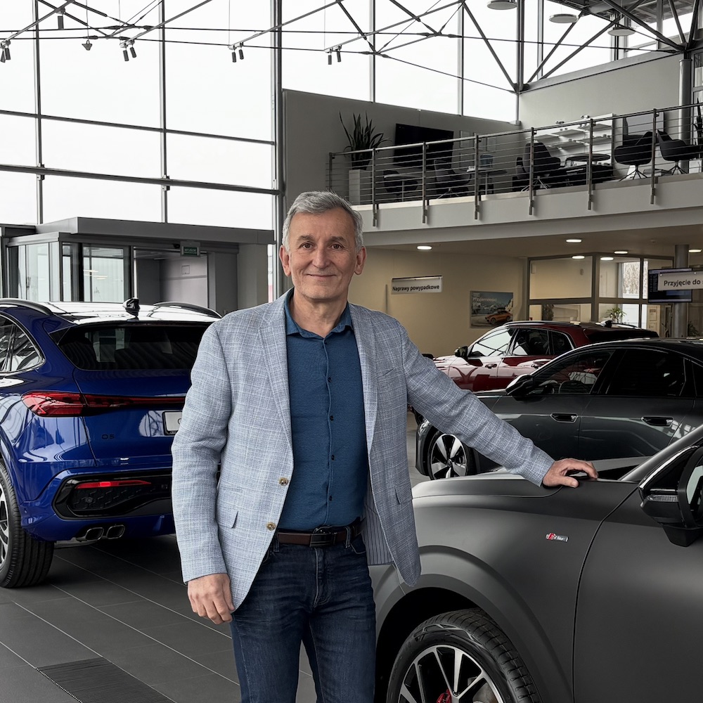 Krzysztof Mikołajek w salonie samochodowym